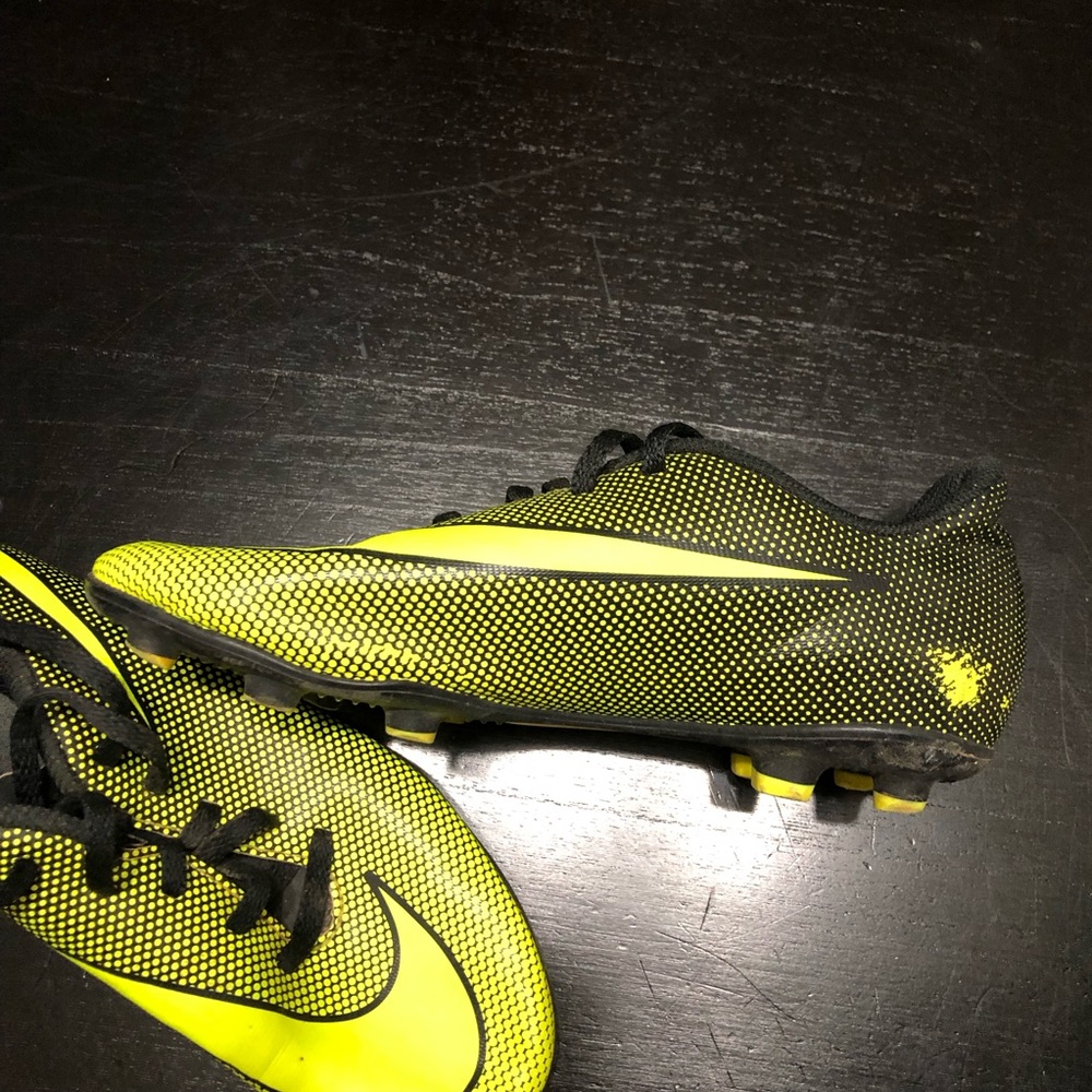 Nike Kids Neon Green and Black Sports Soccer Cleats - Picture 4 of 13